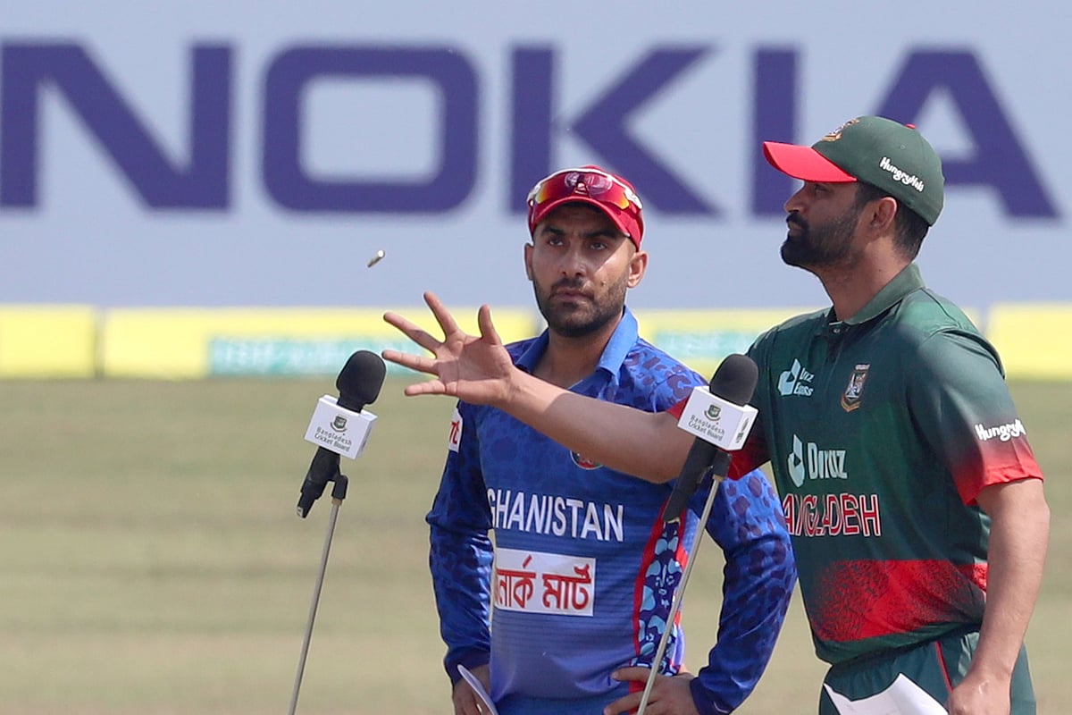 Bangladesh skipper Tamim Iqbal and Afghanistan skipper Hashmatullah Shahidi during the toss of the the second ODI at Zahur Ahmed Chowdhury Stadium, Chattogram, on 25 February 2022
