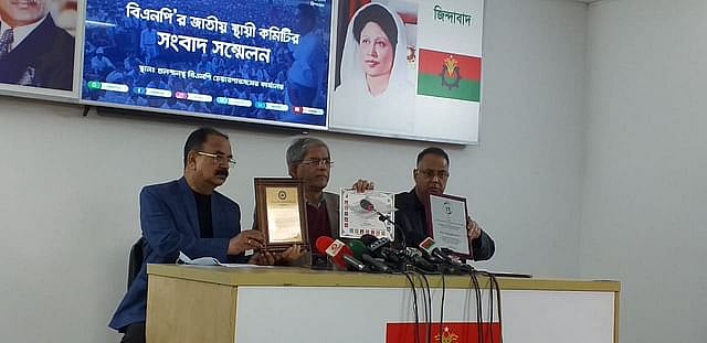 Khaleda conferred with 'Mother of Democracy' award by Canadian rights body