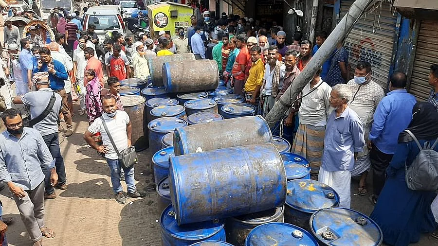 A mobile court on Saturday seized 60 barrels of edible oil from a dealer shop named Abul Khayer Traders for overpricing soybean oil