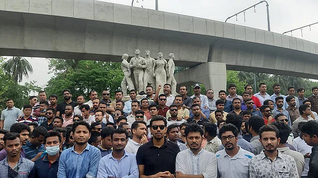 Jatiyatabadi Chhatra Dal holds a protest rally at the foot of Raju Sculpture on the Dhaka University campus on Tuesday.