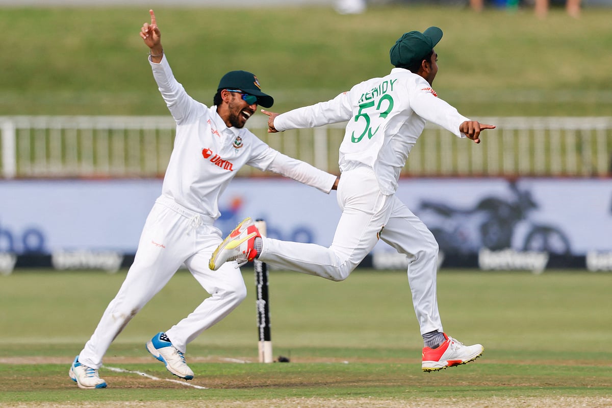 Mehidy Hasan Miraz (R) celebrates after running out South Africa's Keegan Petersen (not seen) during the first day of the first Test cricket match between South Africa and Bangladesh at the Kingsmead stadium in Durban on 31 March, 2022