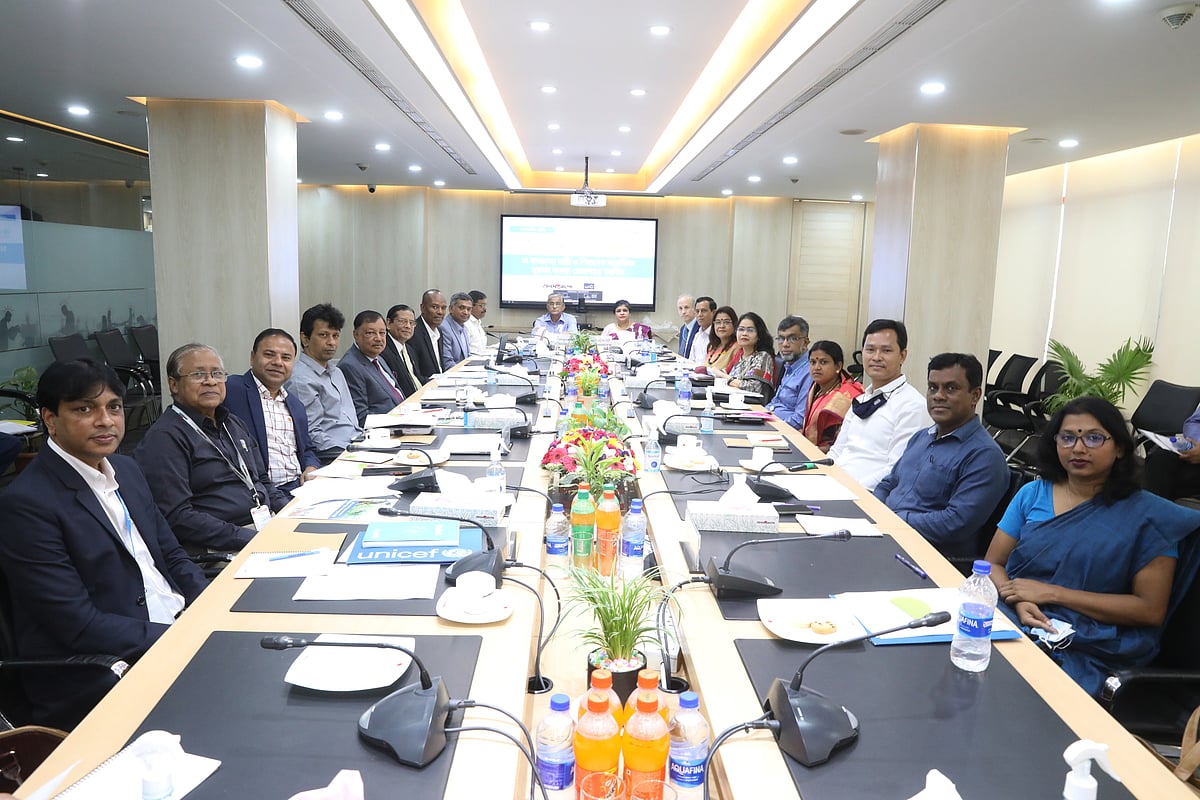 Participants pose for a photograph at a roundtable titled ‘Strengthening social protection for the tea garden workers in Sylhet division’, organized jointly by UNICEF, RAPID and Prothom Alo at Karwan Bazar on Tuesday.