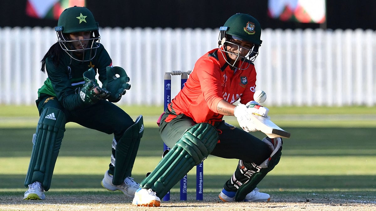Bangladesh's Lata Mondal (R) plays a shot during the warm-up match between Pakistan and Bangladesh at Lincoln Green in Lincoln on 2 March, 2022