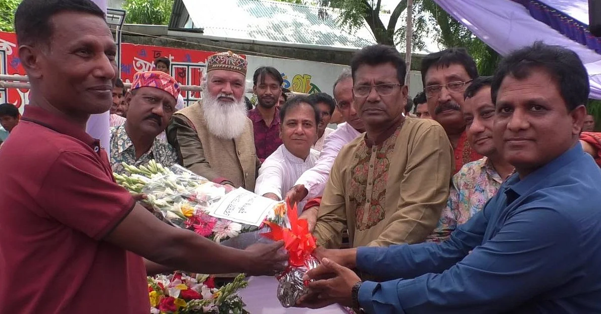 Teachers and students of Binodpur Ramkumar High School in Munshiganj welcomed science teacher Hriday Mandal with flowers on 19 April, 2022