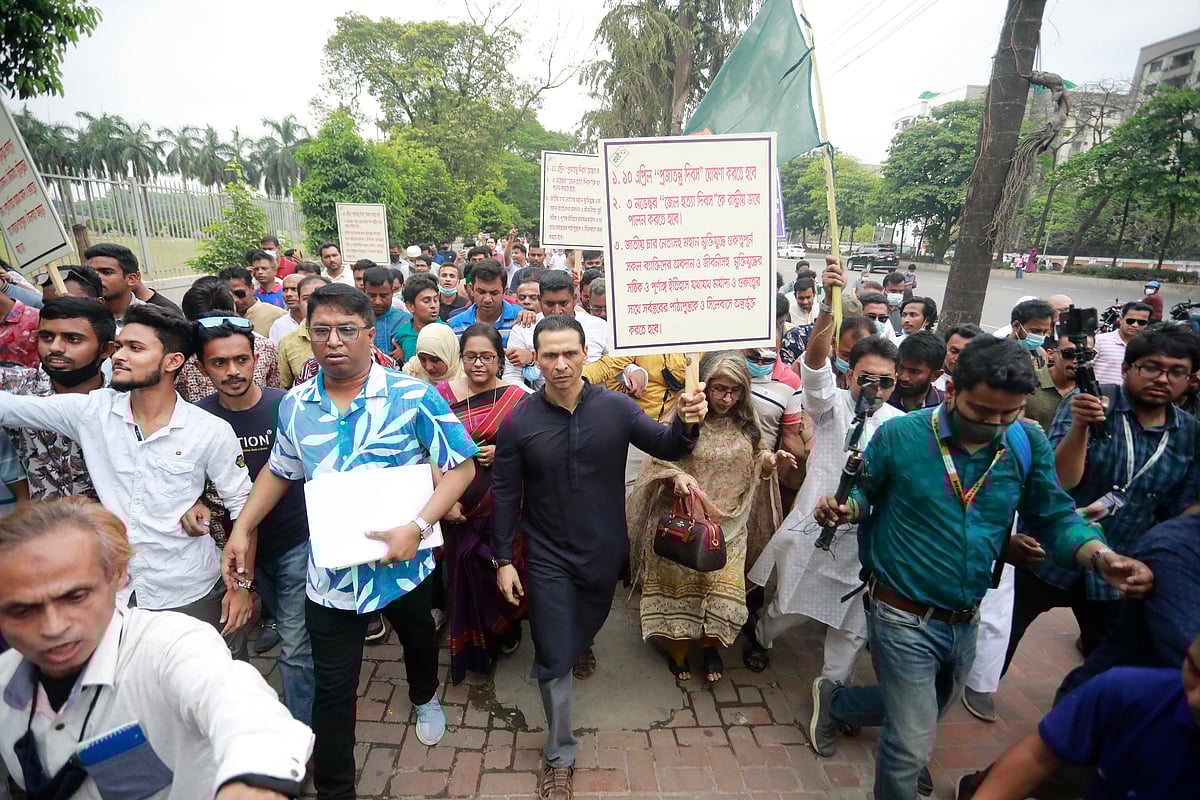 Sohel Taj holds a placard with three demands during the march on 10 April 2022