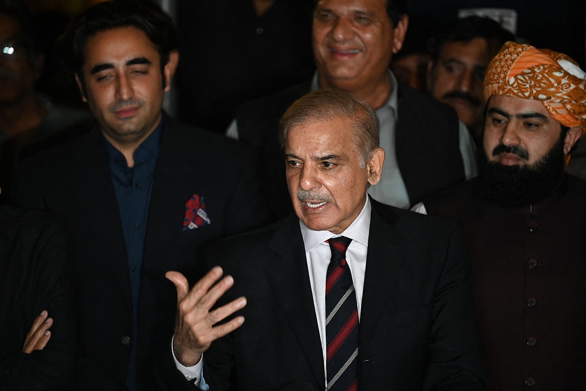 Pakistan's opposition leader Shahbaz Sharif (C) speaks flanked by Bilawal Bhutto Zardari (L) during a press conference with other parties leaders in Islamabad on 7 April, 2022