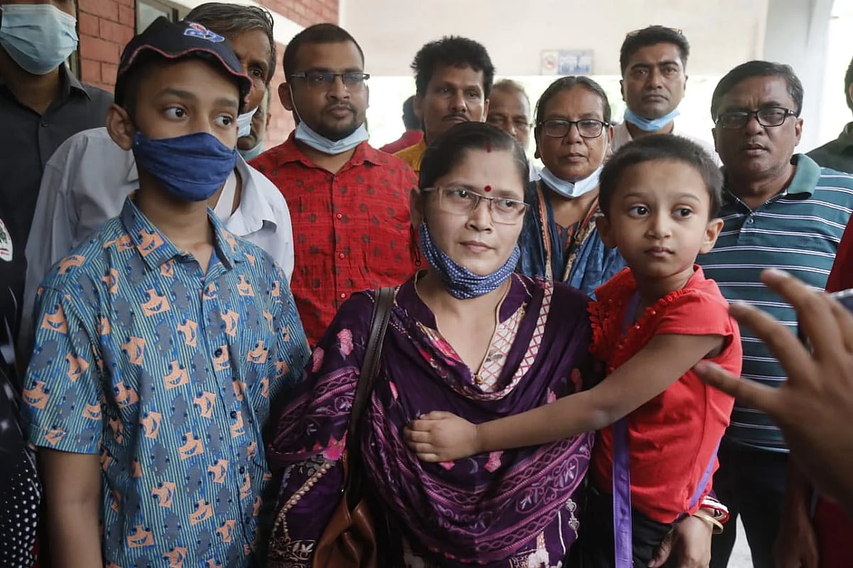 Hriday Chandra Mondal's wife Babita Haldar with their child on the court premises on 10 April 2022