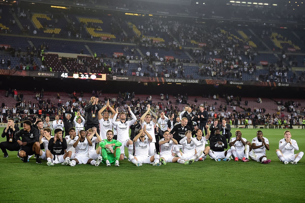 Eintracht Frankfurt's players celebrate at the end of the Europa League quarter final second leg football match between FC Barcelona and Eintracht Frankfurt at the Camp Nou stadium in Barcelona on 14 April 2022