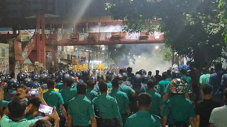 Police took position in between the two parties and tried to diffuse them