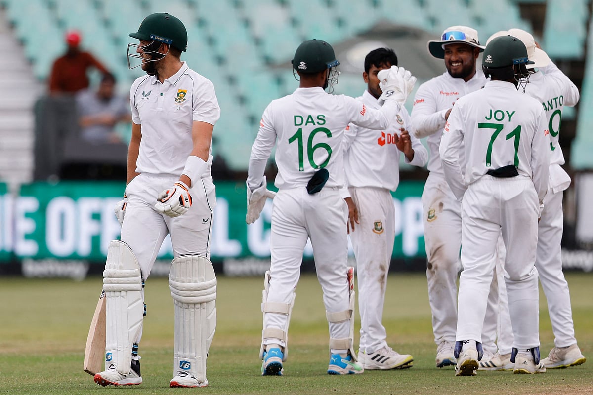 South Africa's Wiaan Mulder (L) walks back to the pavilion after his dismissal by Bangladesh's Mehidy Hasan Miraz during the fourth day of the first Test between South Africa and Bangladesh at the Kingsmead stadium in Durban on Sunday.