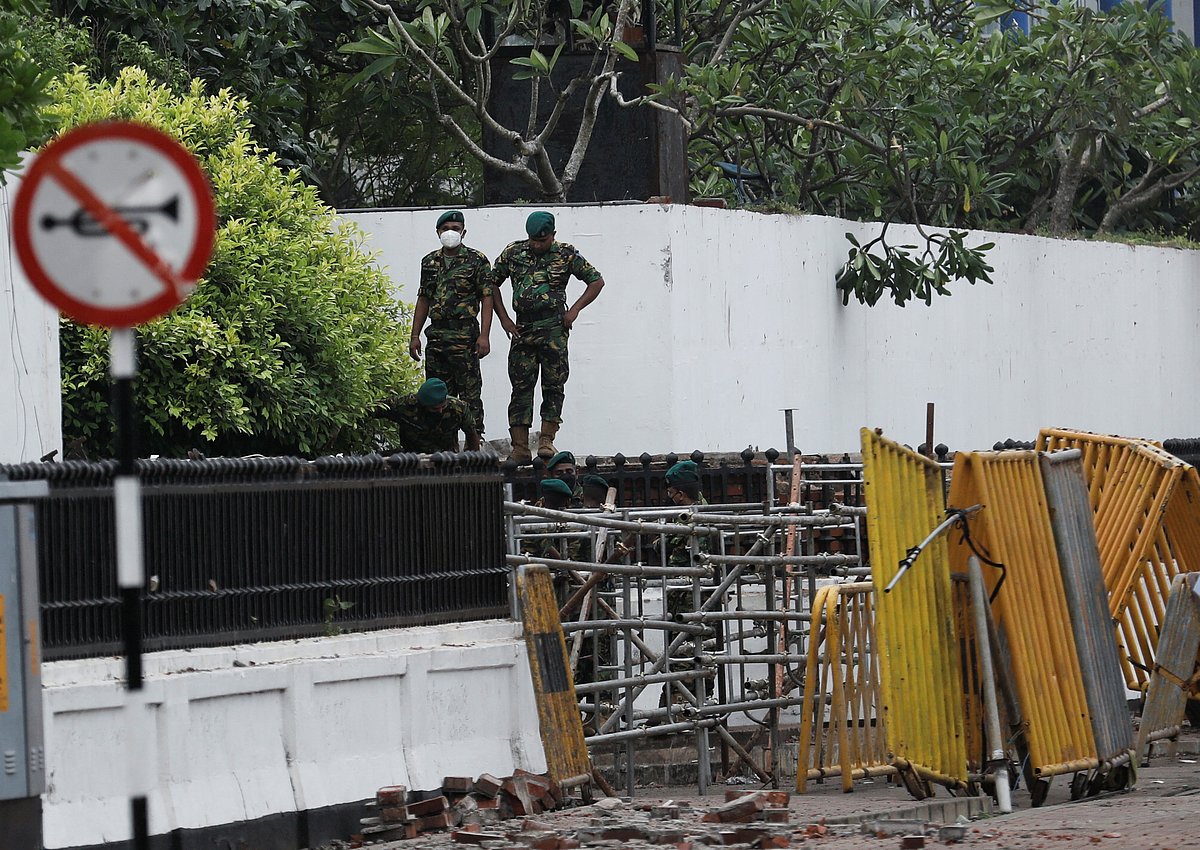 Special Task Force members are seen in front of the Prime Minister's official residence after the government imposed a three-day curfew following clashes between pro and anti-government demonstrators, amid the country's economic crisis, in Colombo, Sri Lanka 10 May, 2022.