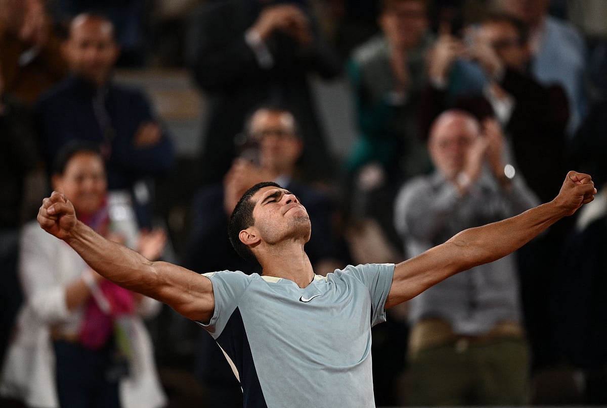 Spain's Carlos Alcaraz celebrates after victory over US' Sebastian Korda in their men's singles match on day six of the Roland-Garros Open tennis tournament at the Court Philippe-Chatrier in Paris on 27 May, 2022