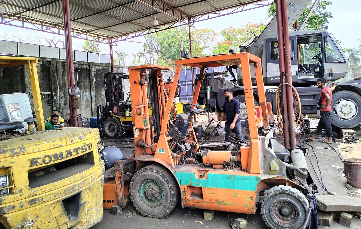 A forklift remain idle at Benapole port