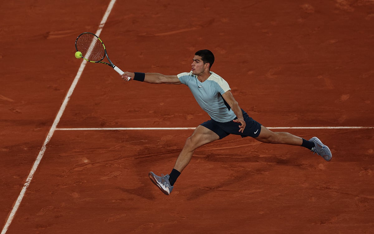 Spain's Carlos Alcaraz returns the ball to Russia's Karen Khachanov during their men's singles match on day eight of the Roland-Garros Open tennis tournament at the Court Philippe-Chatrier in Paris on 29 May, 2022