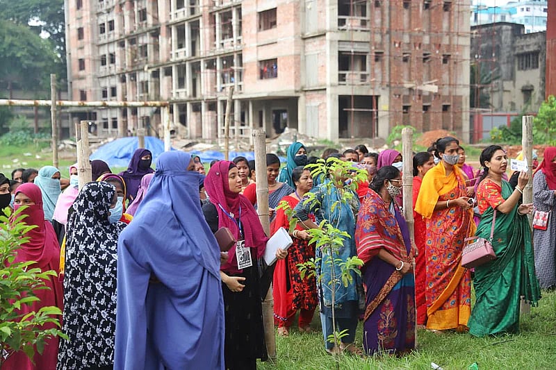 A long queue of voters before the start of voting in Cumilla City Corporation Election on 15 June 2022