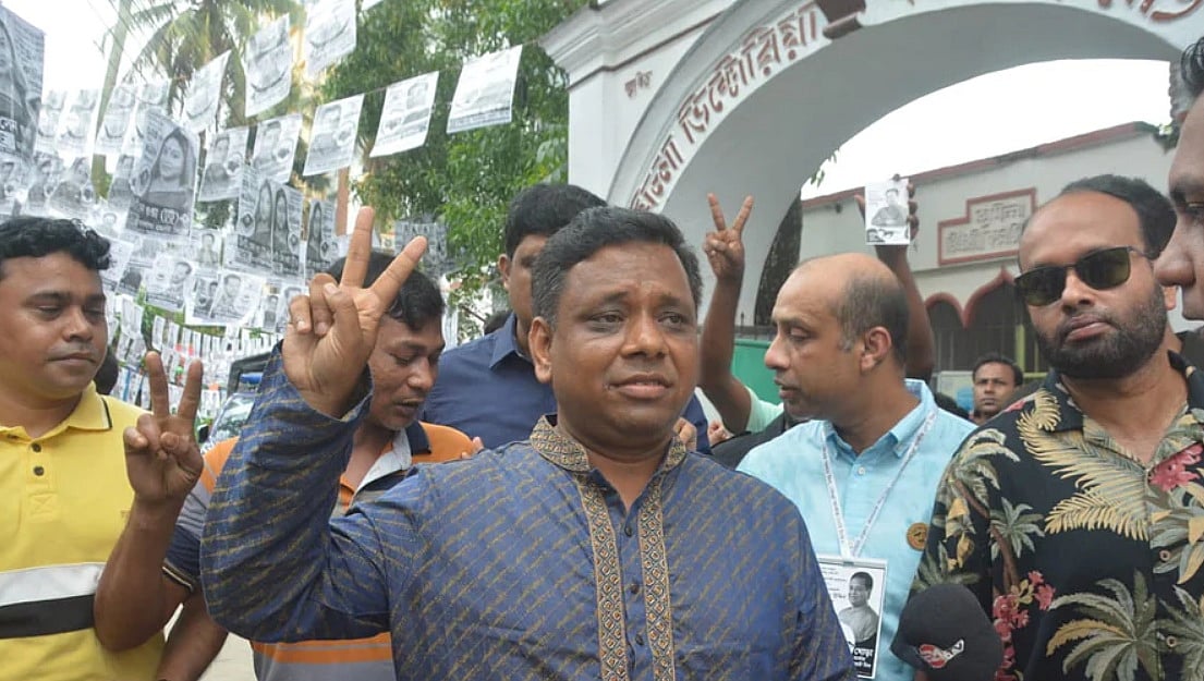 Independent mayoral candidate Mohammad Nizam Uddin Kaiser showing victory sign after casting his vote at the Cumilla Victoria College centre on 15 June 2022
