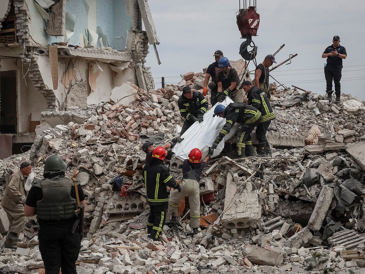 Rescuers extract a body from a residential building damaged by a Russian military strike, amid Russia's invasion on Ukraine, in the town of Chasiv Yar, in Donetsk region, Ukraine 10 July, 2022