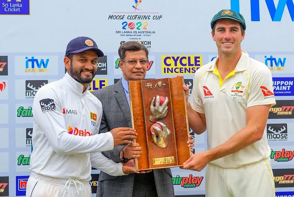 Sri Lanka skipper Dimuth Karunaratne and Australia skipper Pat Cummins holding the Warne-Muralitharan trophy at the end of the Test series