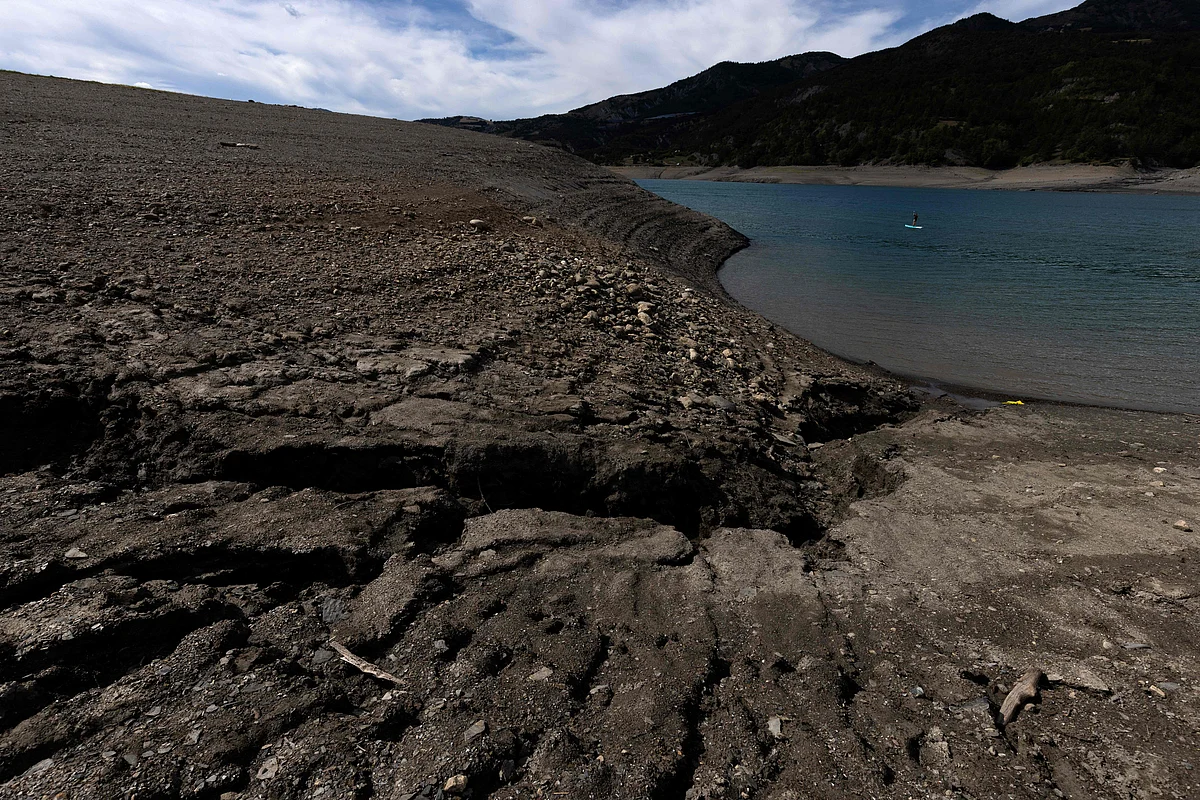 A picture taken on 21 August, 2022 shows the low waters of lake Serre-Poncon in Ubaye Serre-Poncon in French Alps as water level decreased 14 meters due to the drought.