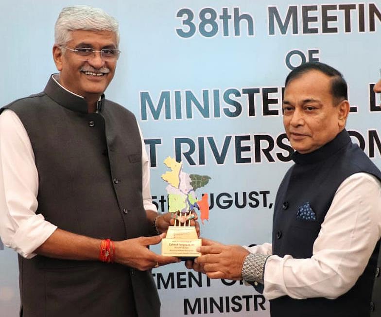Bangladesh state minister for water resources Zahid Faruk (right) and India’s union minister for Jal Shakti Gajendra Singh Shekhawat exchanges a memorial greetings in New Delhi on Friday.