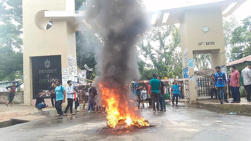 A section of the leaders and activists of a faction of Bangladesh Chhatra League enforce the blockade