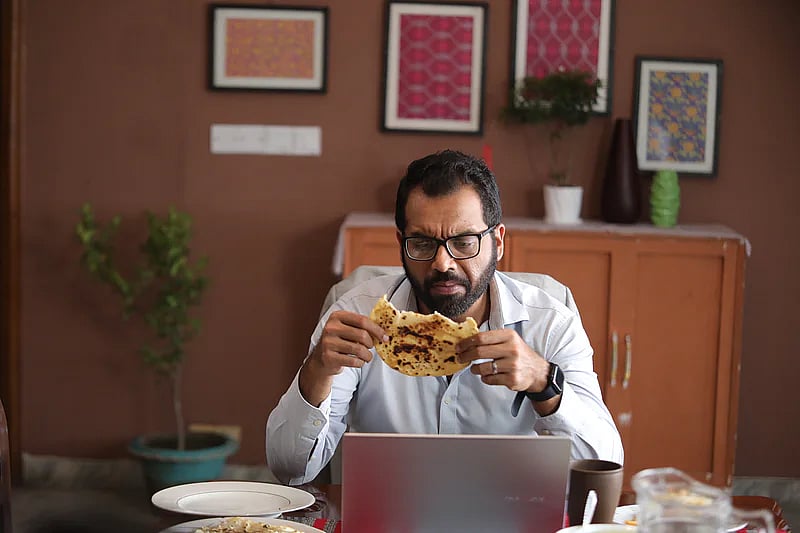 A scene from Chorki's flick 'Shongshar Unlimited'.