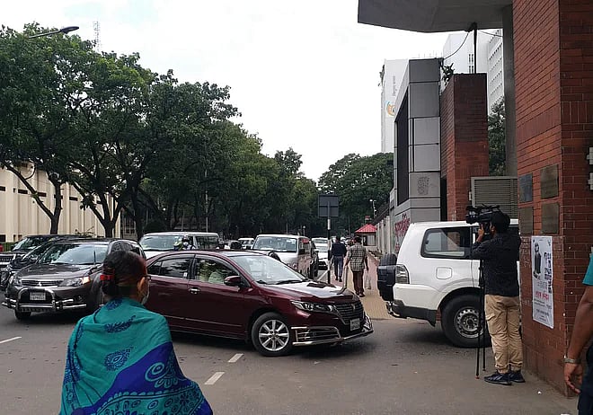 Long queues of cars in front the main gate of the secretariat on 24 August, 2022