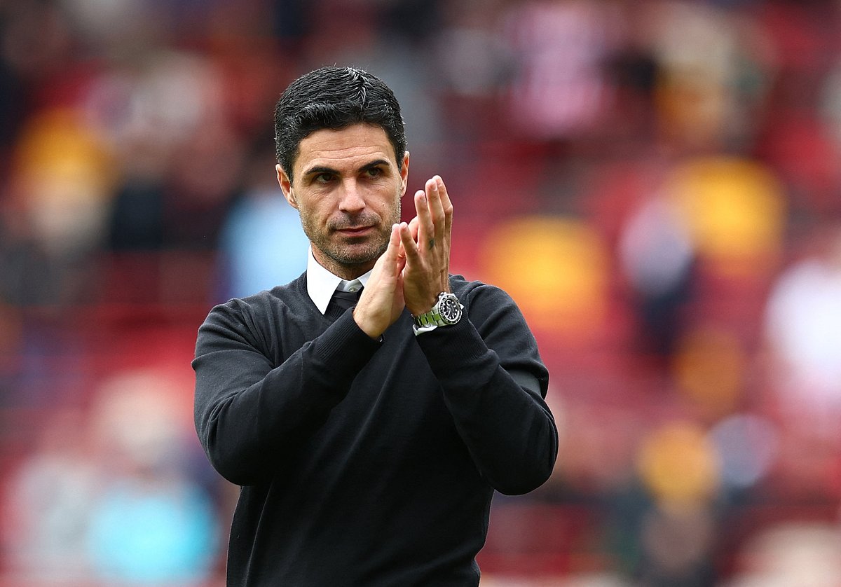 Arsenal manager Mikel Arteta applauds fans after the match