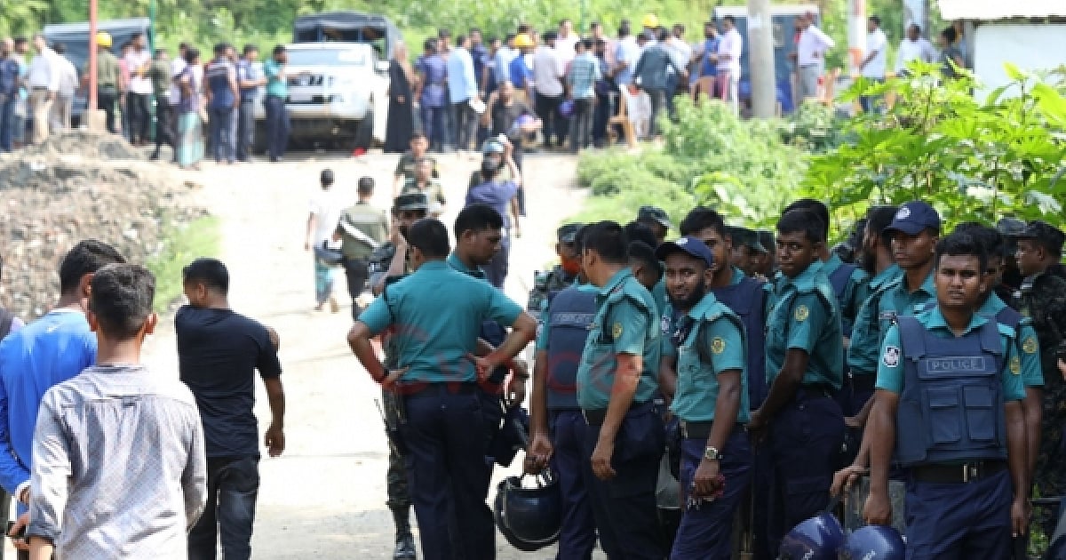 As the illegal occupants started throwing brick chips at the visiting officers, police was forced to fire rubber bullets in defence at Sitakunda on Thursday.