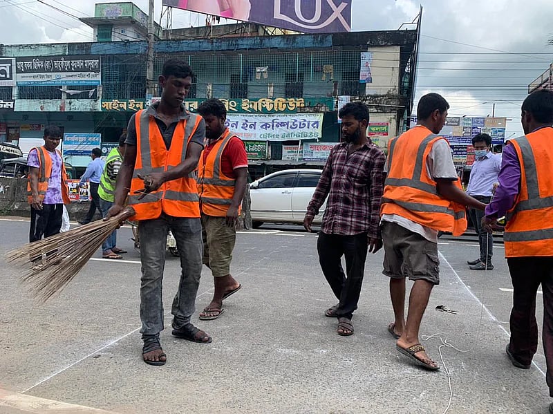 Work is on to built a sped breaker at the Chittagong University gate no. 1 area after the death of a CU teacher on Saturday.