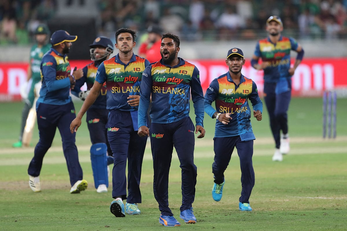 Sri Lanka's Wanindu Hasaranga (C) celebrates after dismissing Pakistan's Asif Ali (not pictured) during the Asia Cup Twenty20 international cricket Super Four match between Pakistan and Sri Lanka at the Dubai International Cricket Stadium in Dubai on 9 September, 2022