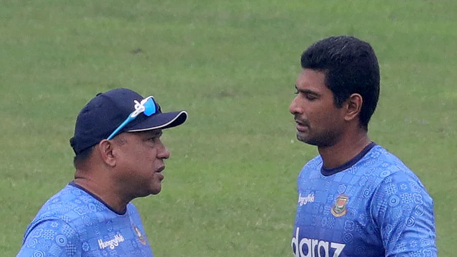 Bangladesh team director Khaled Mahmud and cricketer Mahmudullah
