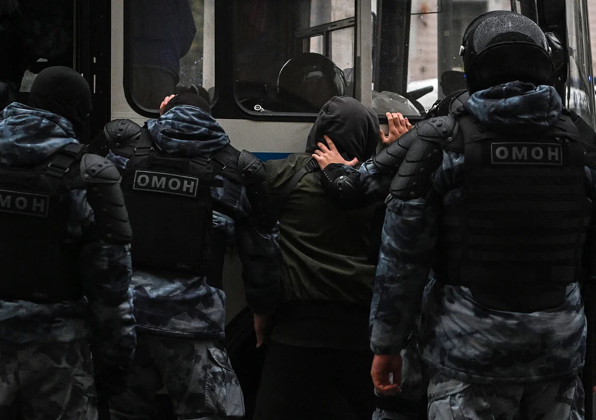 Police officers detain a man in Moscow on 24 September, 2022, following calls to protest against the partial mobilisation announced by the Russian president