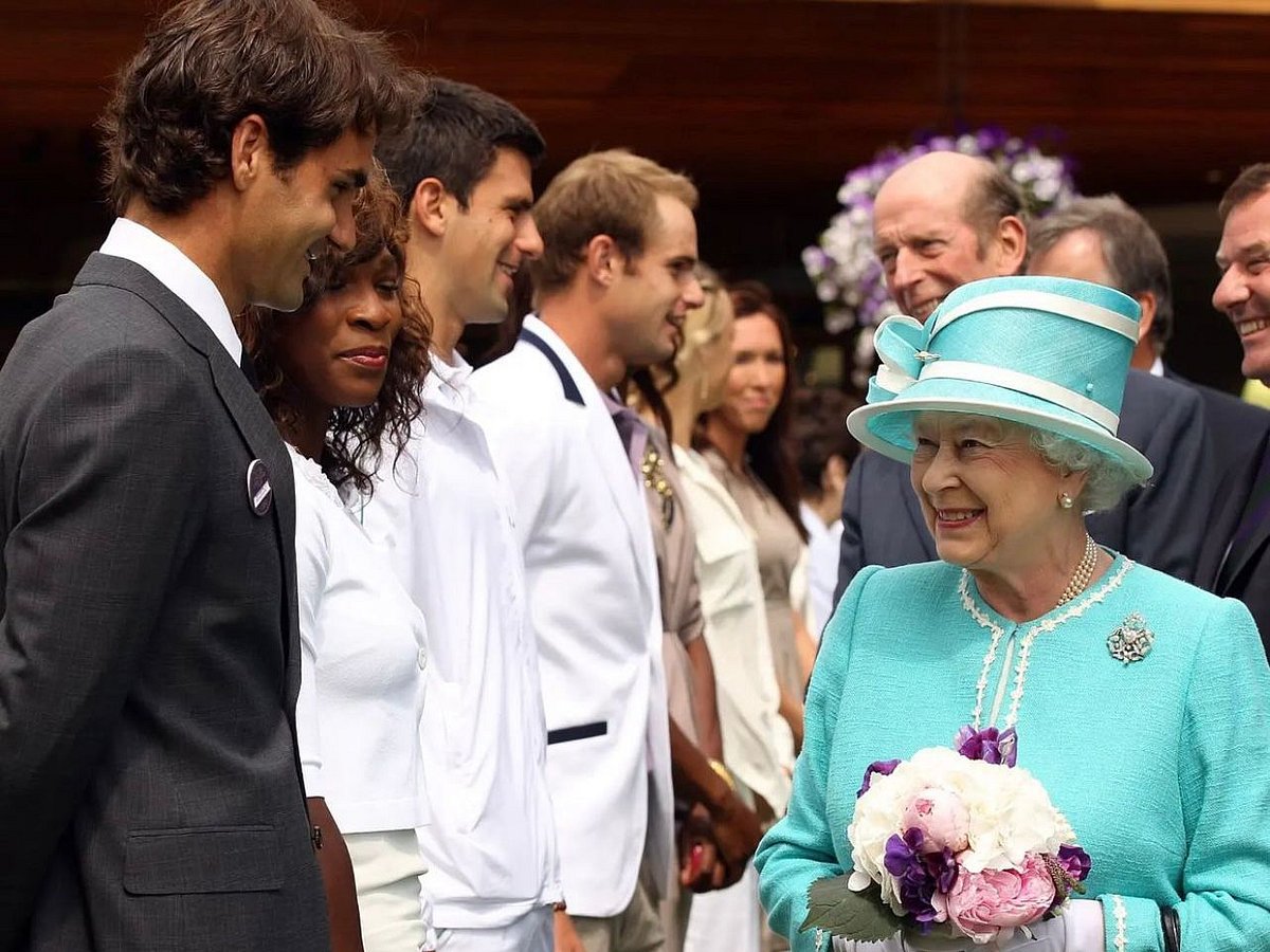 Swiss Tennis legend Roger Federer greets Queen Elizabeth II in Wimbledon in 2010