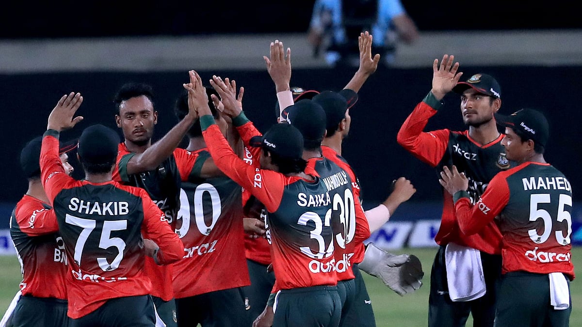 Bangladesh team celebrate as pacer Shoriful Islam picks up the wicket of Mitchel Marsh in the third T20I match against Bangladesh at Sher-e-Bangla National Cricket Stadium on 6 August 2021