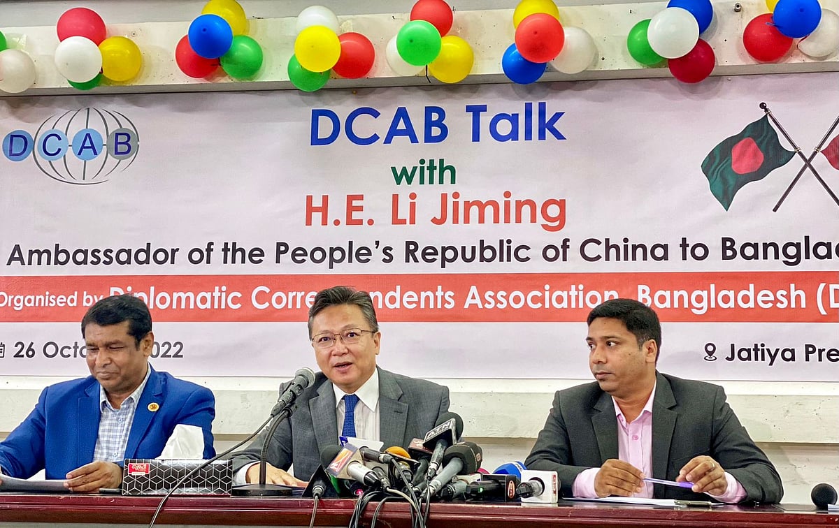 Ambassador Li Jiming speaks at the “DCAB Talk” at Jatiya Press Club in Dhaka on 26 October, 2022.