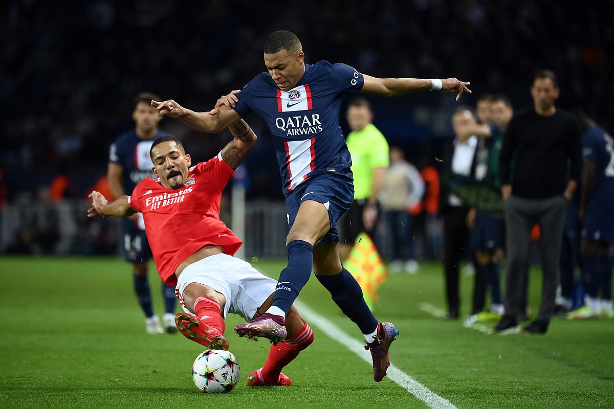 Benfica's Brazilian defender Gilberto Moraes Junior (L) fights for the ball with Paris Saint-Germain's French forward Kylian Mbappe during the UEFA Champions League group H football match between Paris Saint-Germain (PSG) and SL Benfica, at The Parc des Princes Stadium, on 11 October, 2022