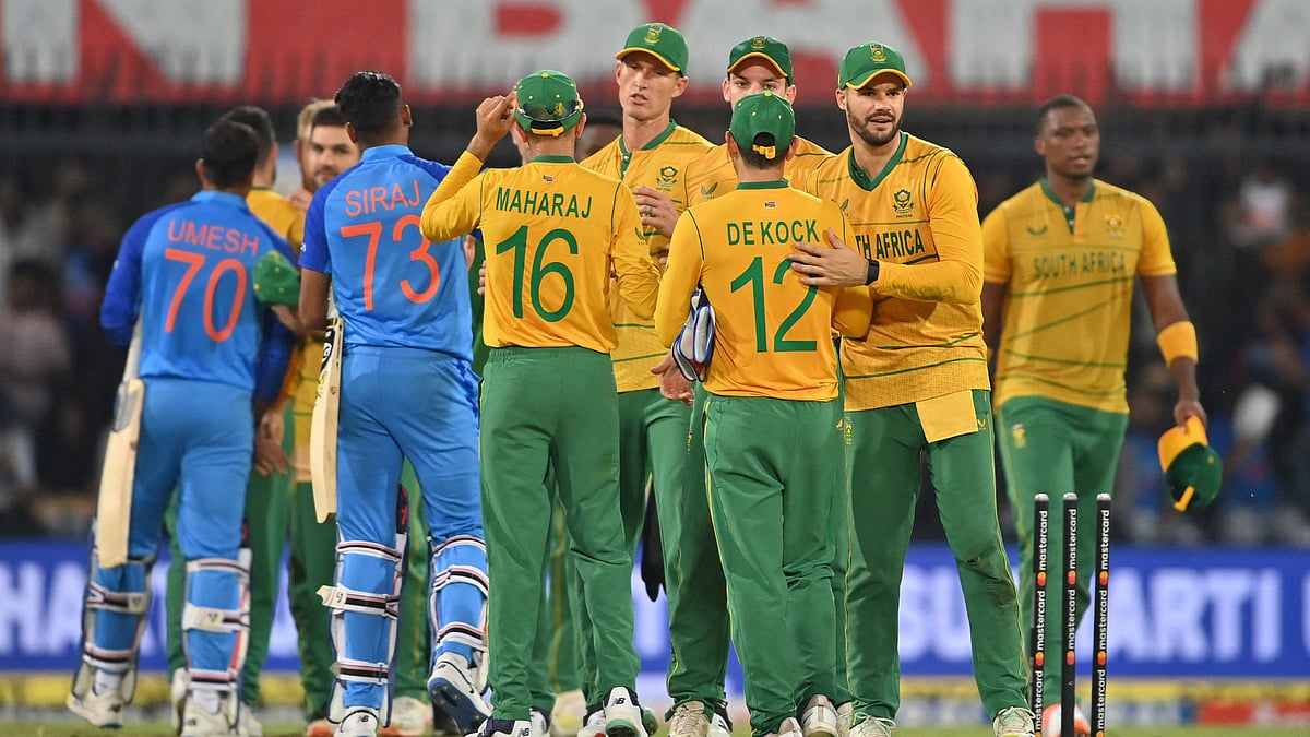 South Africa's cricketers (R) celebrate their win at the end of the third and final Twenty20 international cricket match between India and South Africa at the Holkar Cricket stadium in Indore on 4 October, 2022