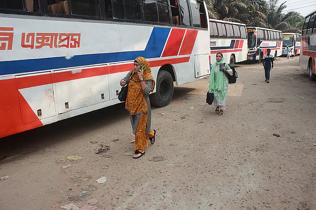 General passengers suffering due to a 'virtual transport strike' in Mymensingh on 15 October 2022