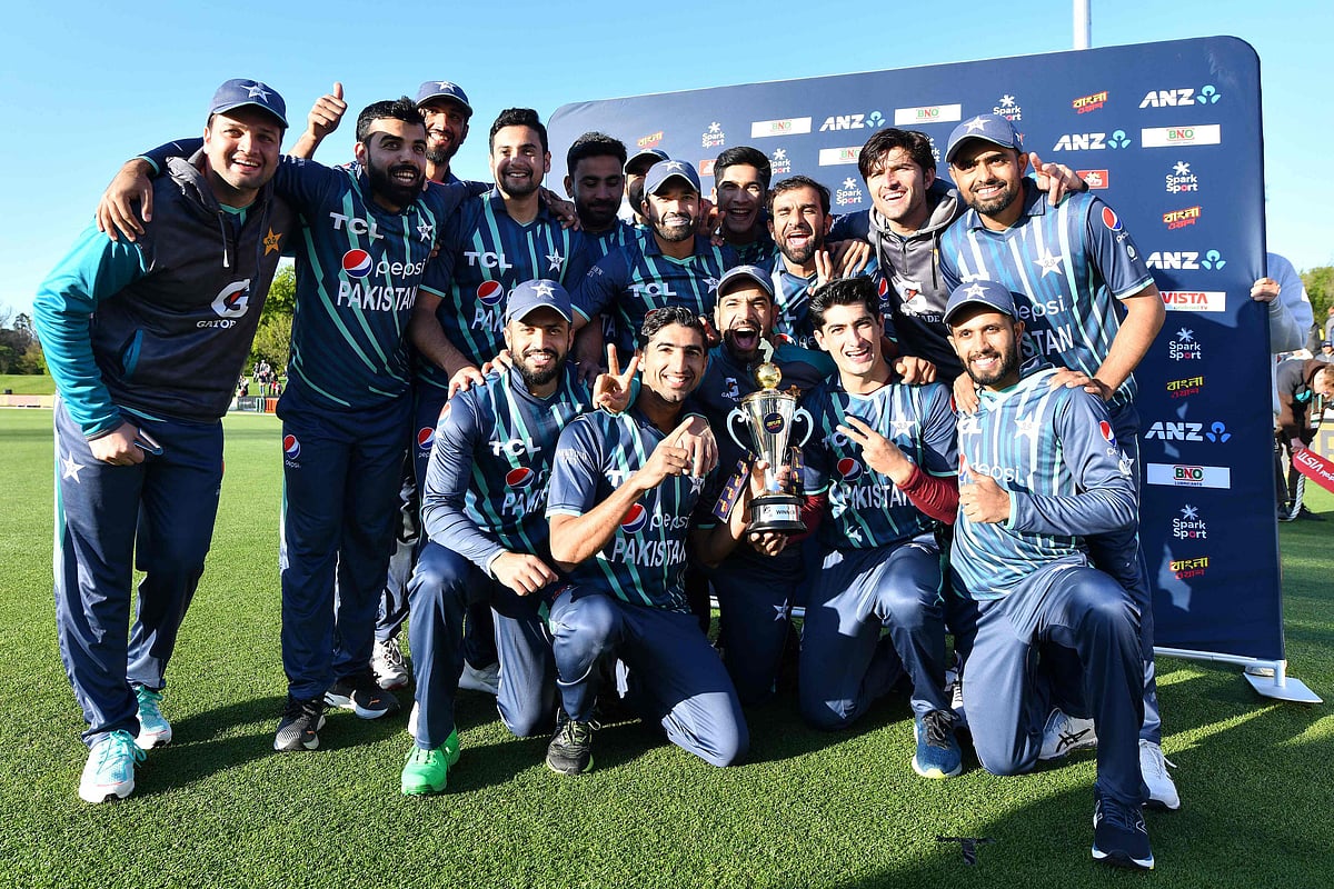 Pakistan's team pose with the trophy after winning the Twenty20 tri-series final cricket match between New Zealand and Pakistan at Hagley Oval in Christchurch on 14 October, 2022
