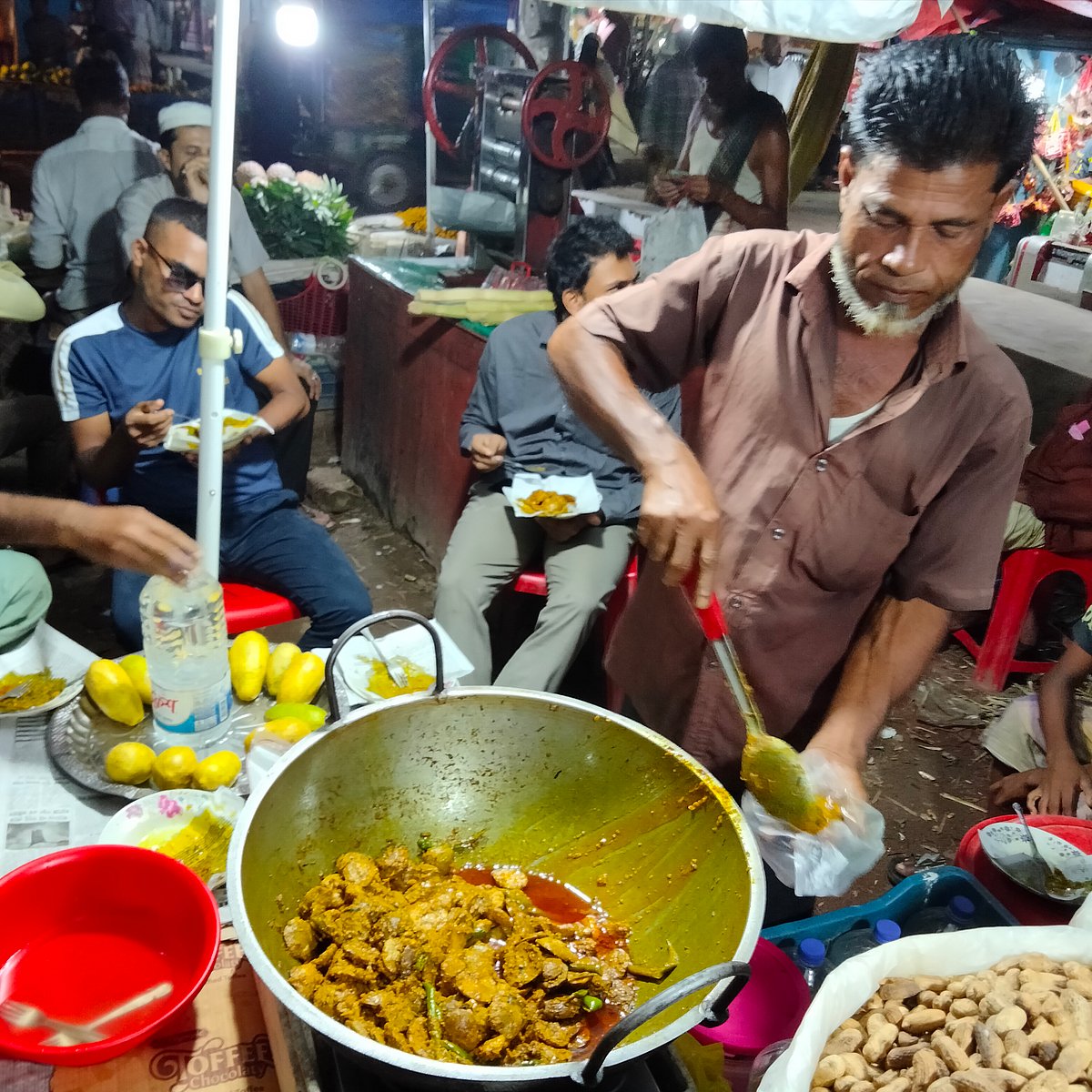 Brisk business for an Ayensi foodcart in Teknaf