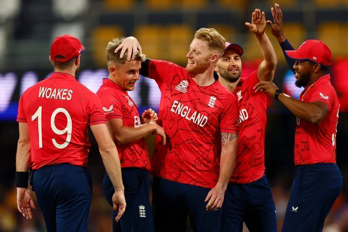 England's Ben Stokes (C) celebrates the wicket of New Zealand's Captain Kane Williamson with teammate Sam Curran (2nd L) during the ICC men's Twenty20 World Cup 2022 match between England and New Zealand at The Gabba on 1 November, 2022 in Brisbane