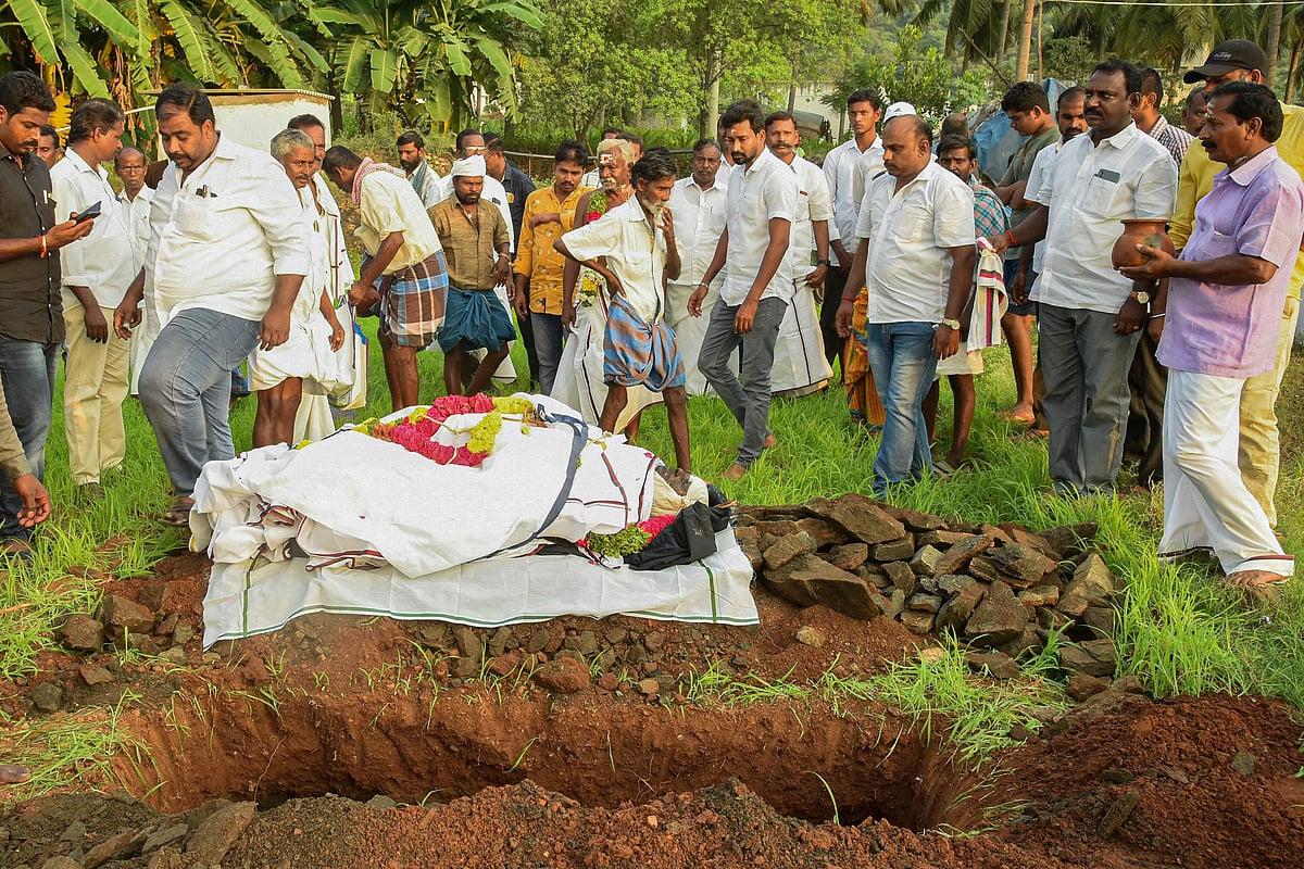 In this picture taken on 26 November 2022, Dravida Munnetra Kazhagam (DMK) party carders and relatives prepare to perform the last rites of Thangavel who self-immolated to protest against Hindi language imposition at Thalzhaiyur village at Mettur in India's Tamil Nadu state.