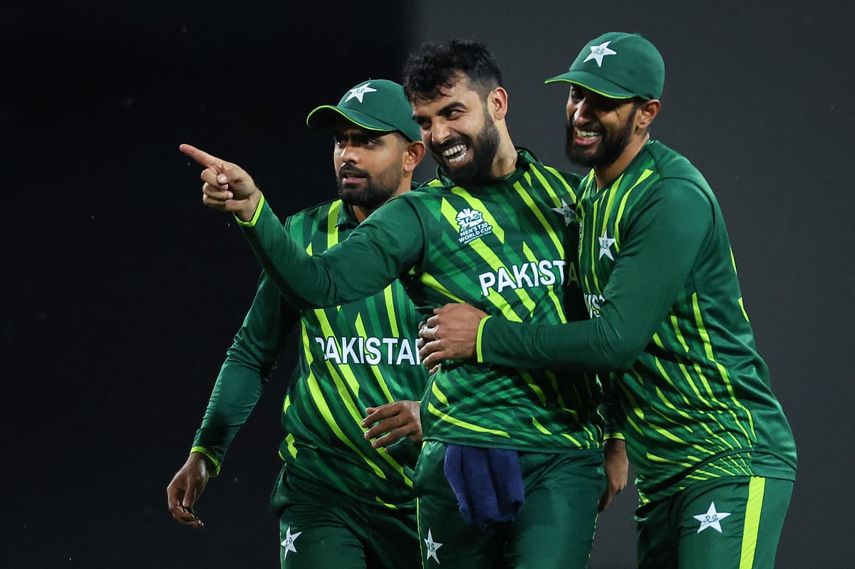 akistan’s Shadab Khan (C) reacts with teammates after dismissing South Africa’s Aiden Markram during the 2022 ICC Twenty20 World Cup cricket tournament match between Pakistan and South Africa at the Sydney Cricket Ground (SCG) on 
3 November, 2022