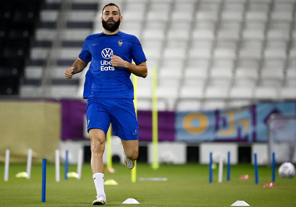 France's forward Karim Benzema runs during a training session at the Jassim-bin-Hamad Stadium in Doha on 17 November, 2022, ahead of the Qatar 2022 World Cup