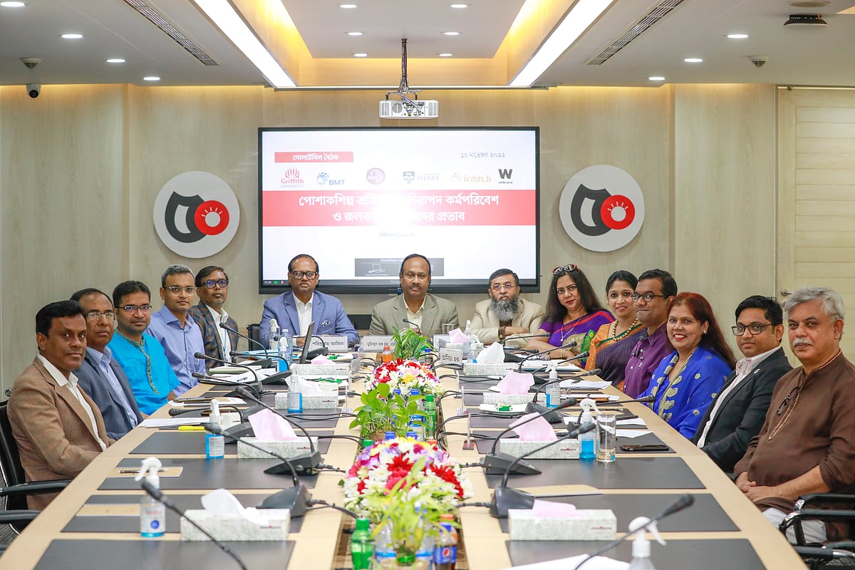 Speakers pose at a roundtable at Prothom Alo office on 16 November, 2022.