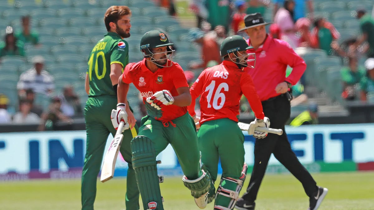 Bangladesh bat first in a virtual quarterfinal against Pakistan in Adelaide