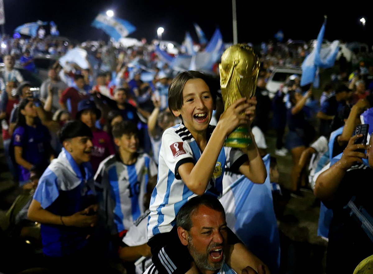 Fans in Buenos Aires celebrate after winning the World Cup - Buenos Aires, Argentina - 19 December 2022