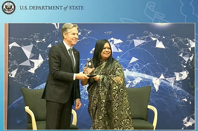 Prothom Alo special correspondent Rozina Islam receives a special award from US secretary of State Antony Blinken on Friday, 9 December, 2022.