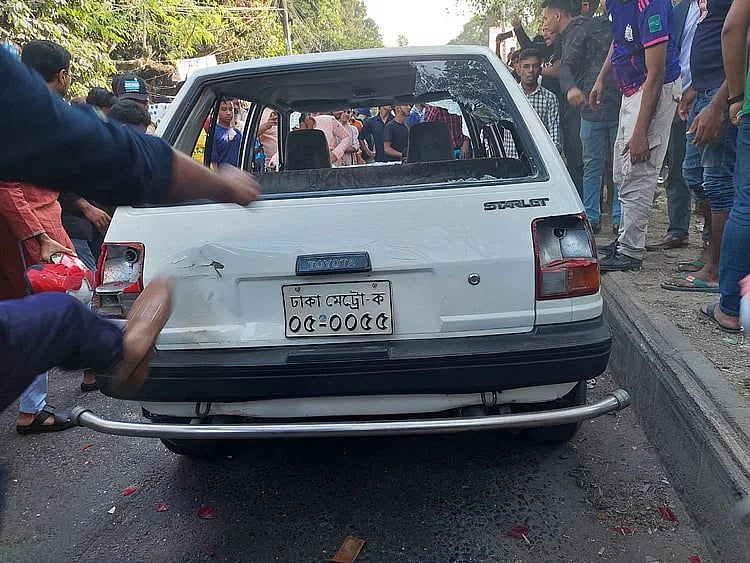 People chased the private car down at DU main entrance at Nilkhet area and retrieved the woman